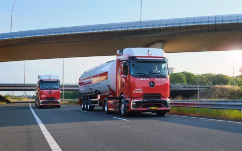 Limpens Elsloo选择两辆带随动桥的奔驰eActros 600牵引车