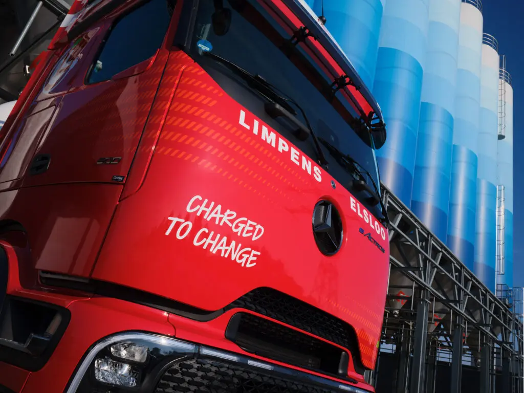 Limpens Elsloo选择两辆带随动桥的奔驰eActros 600牵引车
