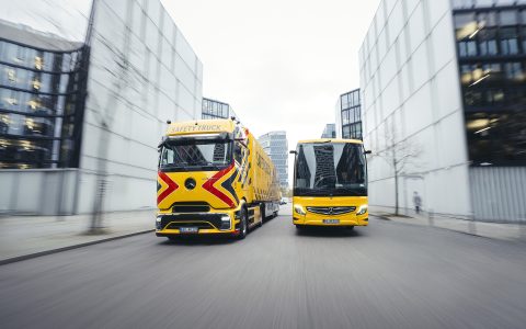 梅赛德斯-奔驰安全卡车与安全巴士车投入儿童交通安全教育