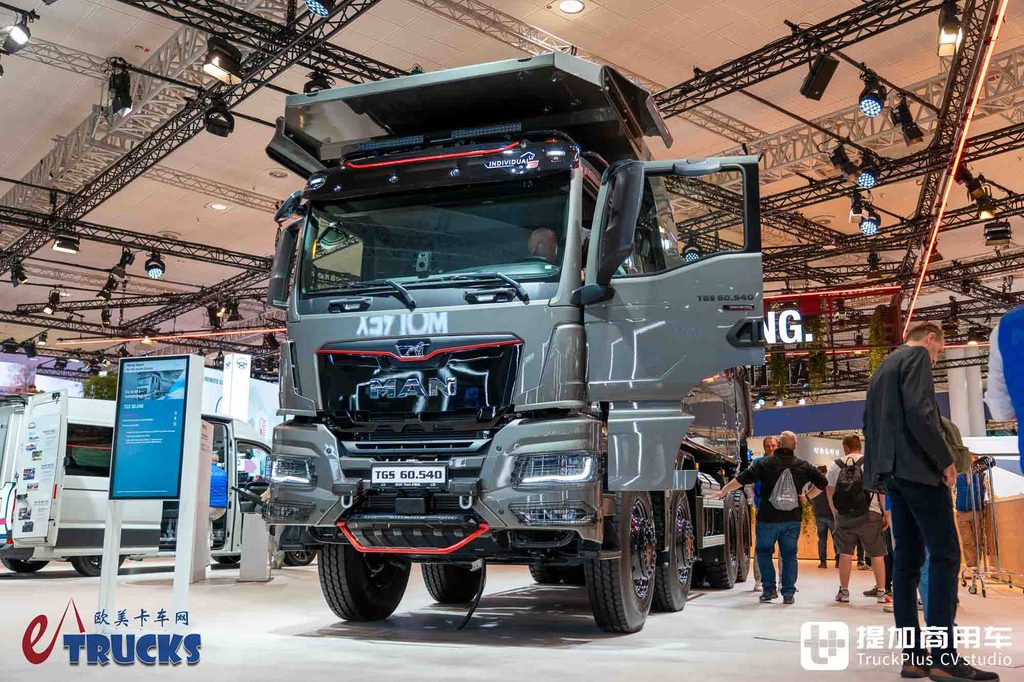 2026IAA：总重可达60吨！黑红定制套件加身，曼恩TGS 60.540矿用自卸车深度实拍评测