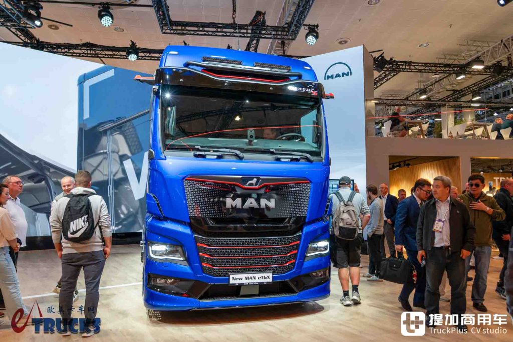 2026IAA:续航720公里!前脸加长12厘米,还带OK窗?曼恩新款eTGX电动重卡实拍