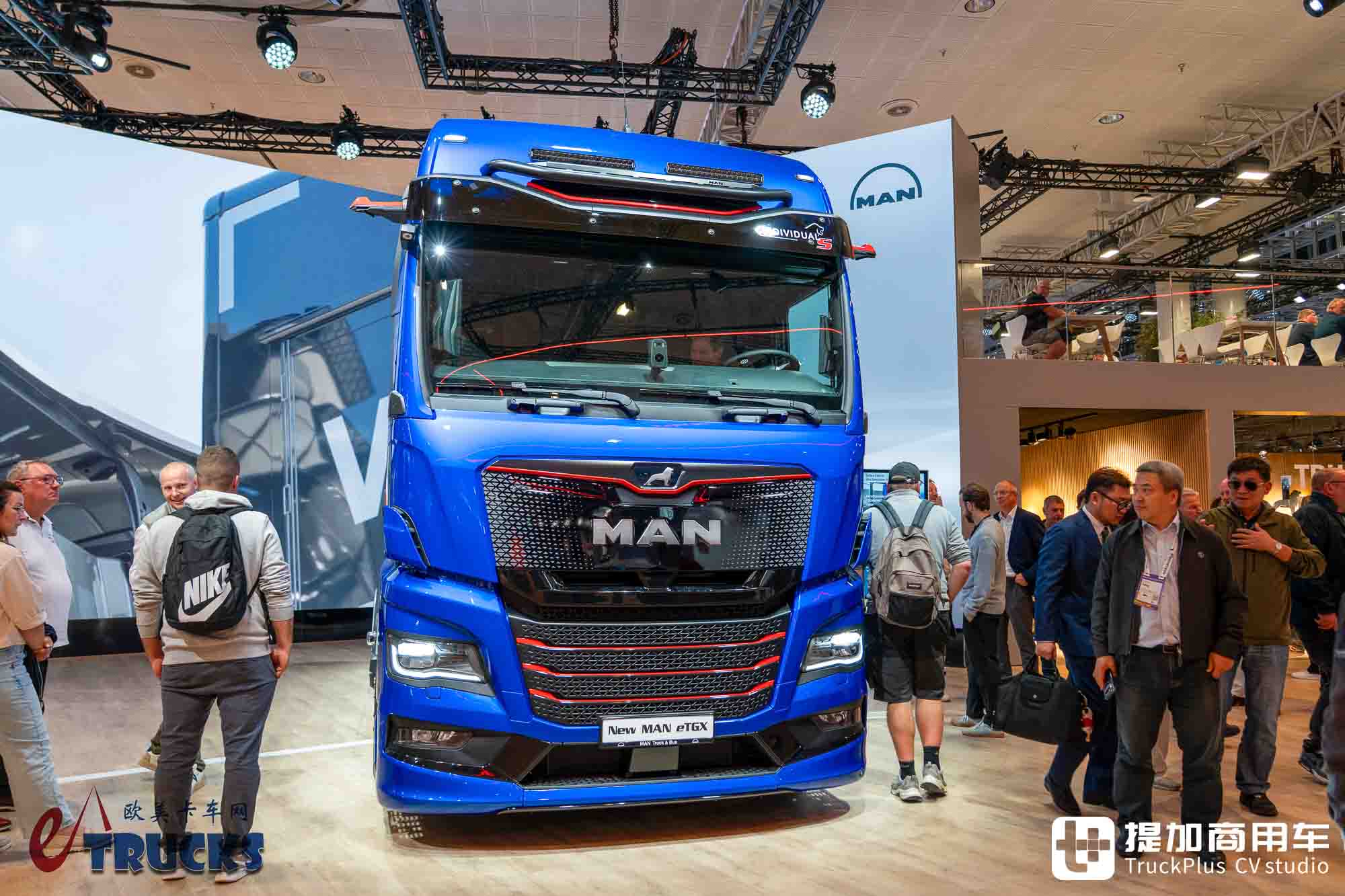 2026IAA：续航720公里！前脸加长12厘米，还带OK窗？曼恩新款eTGX电动重卡实拍