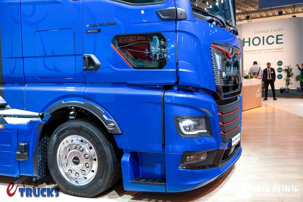 2026IAA:续航720公里!前脸加长12厘米,还带OK窗?曼恩新款eTGX电动重卡实拍