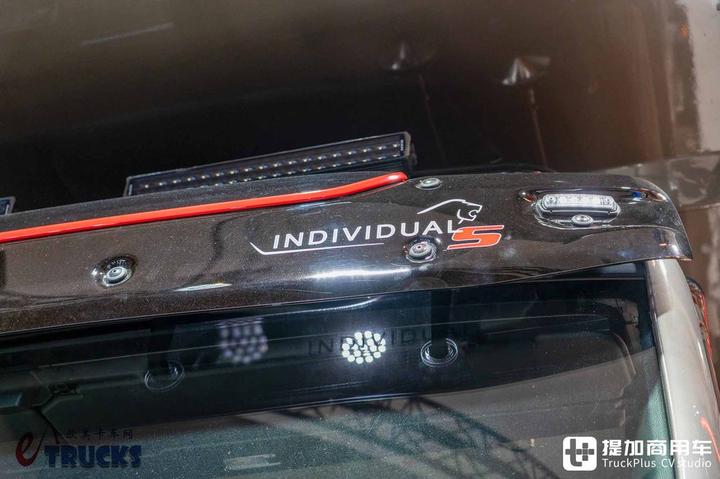 2026IAA：总重可达60吨！黑红定制套件加身，曼恩TGS 60.540矿用自卸车深度实拍评测