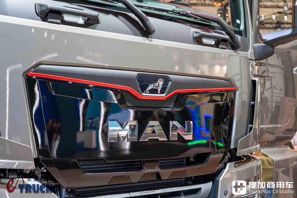 2026IAA：总重可达60吨！黑红定制套件加身，曼恩TGS 60.540矿用自卸车深度实拍评测