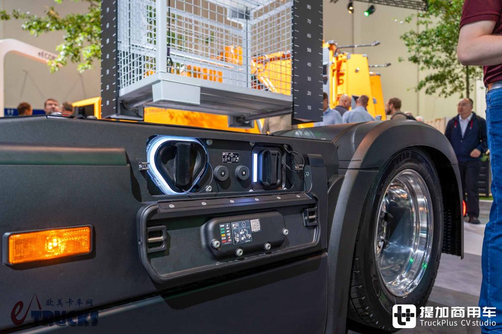 2026IAA:长途电动重卡也能玩低鞍座?奔驰eActros Lowliner牵引车深度实拍评测
