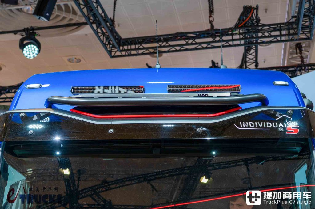 2026IAA:续航720公里!前脸加长12厘米,还带OK窗?曼恩新款eTGX电动重卡实拍