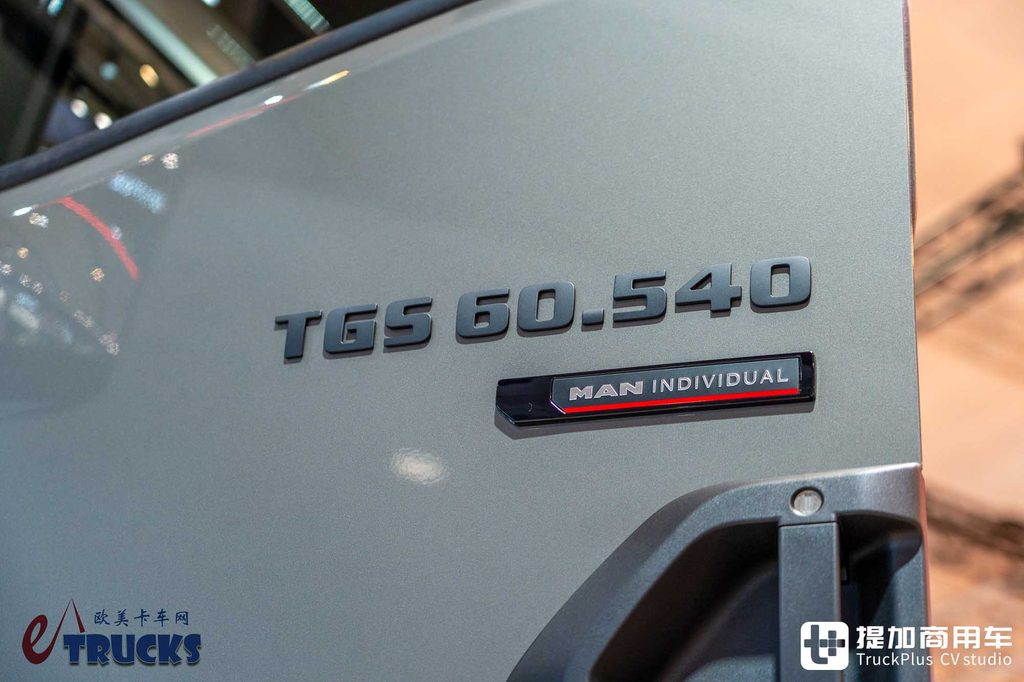 2026IAA：总重可达60吨！黑红定制套件加身，曼恩TGS 60.540矿用自卸车深度实拍评测