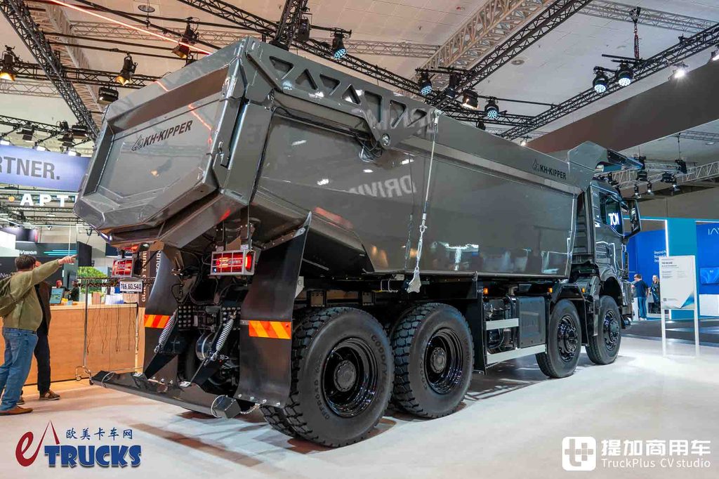 2026IAA：总重可达60吨！黑红定制套件加身，曼恩TGS 60.540矿用自卸车深度实拍评测