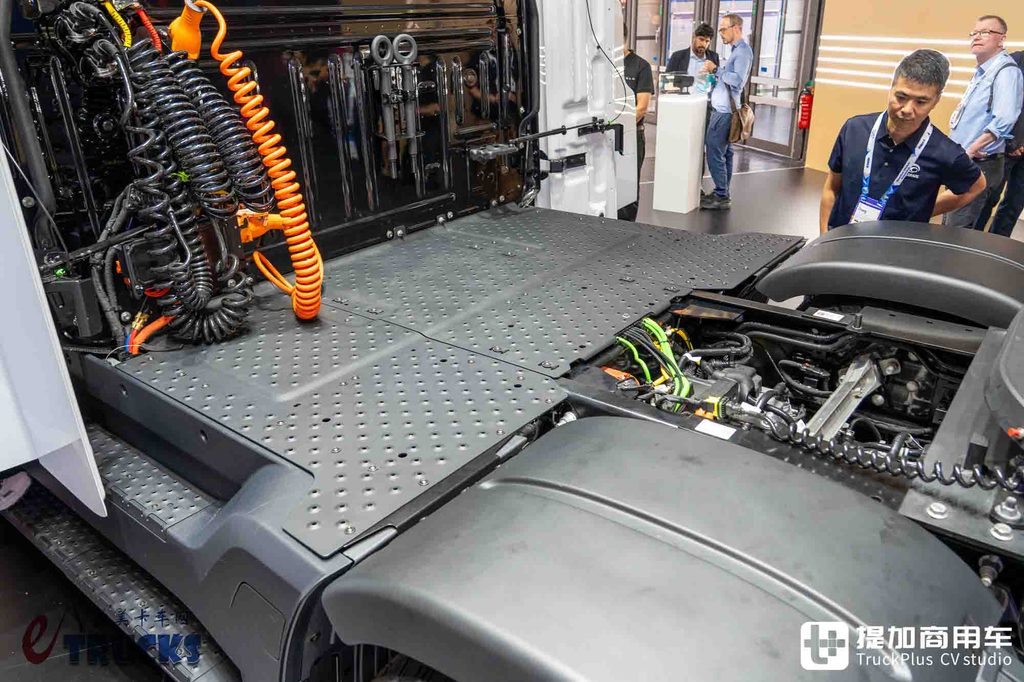 2026IAA:地球上最先进的电动重卡?实则有不少妥协!特斯拉Semi深度实拍评测