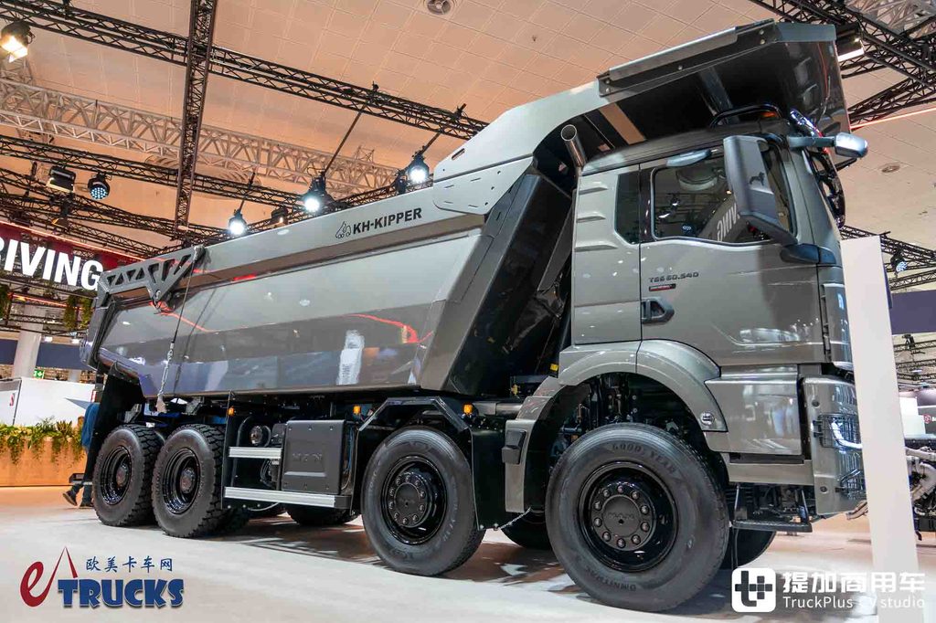 2026IAA：总重可达60吨！黑红定制套件加身，曼恩TGS 60.540矿用自卸车深度实拍评测