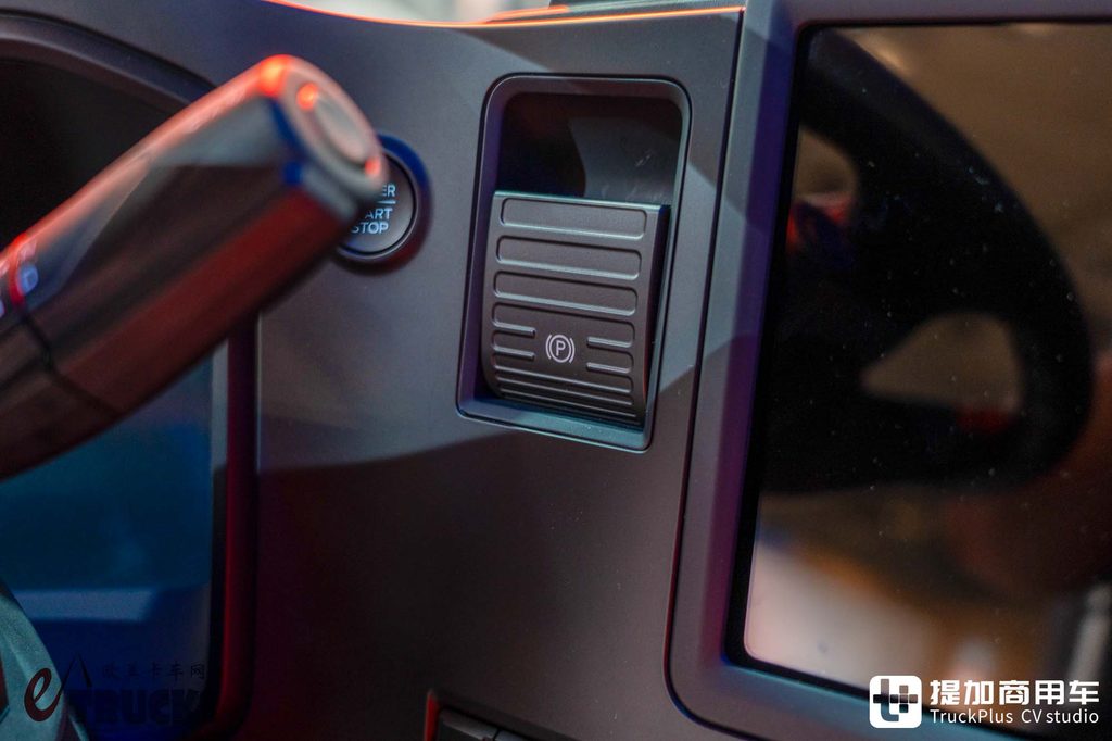 2026IAA:欧卡七雄我第八!欧洲最便宜的新卡车?福特F-MAX深度实拍评测