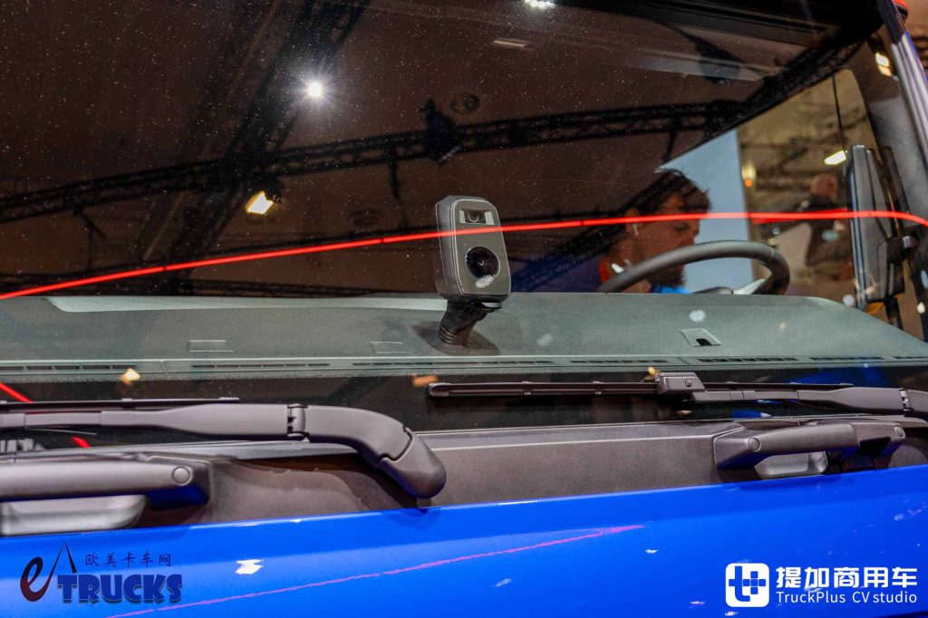 2026IAA:续航720公里!前脸加长12厘米,还带OK窗?曼恩新款eTGX电动重卡实拍