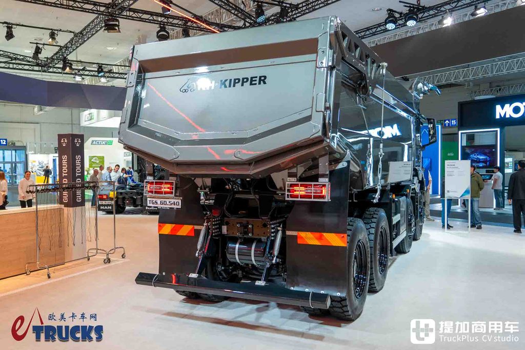 2026IAA：总重可达60吨！黑红定制套件加身，曼恩TGS 60.540矿用自卸车深度实拍评测