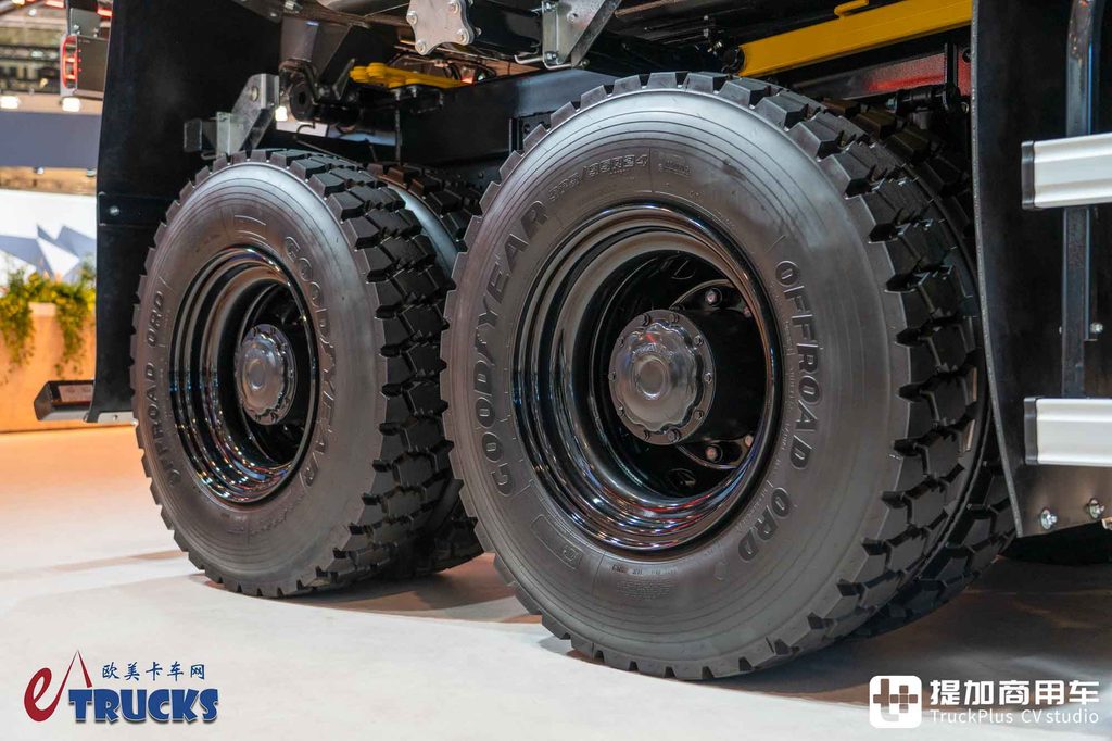 2026IAA：总重可达60吨！黑红定制套件加身，曼恩TGS 60.540矿用自卸车深度实拍评测