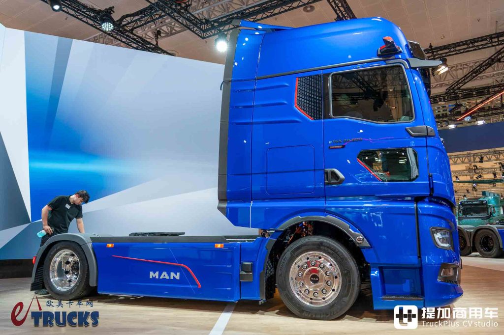 2026IAA:续航720公里!前脸加长12厘米,还带OK窗?曼恩新款eTGX电动重卡实拍