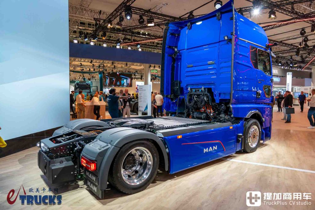 2026IAA:续航720公里!前脸加长12厘米,还带OK窗?曼恩新款eTGX电动重卡实拍