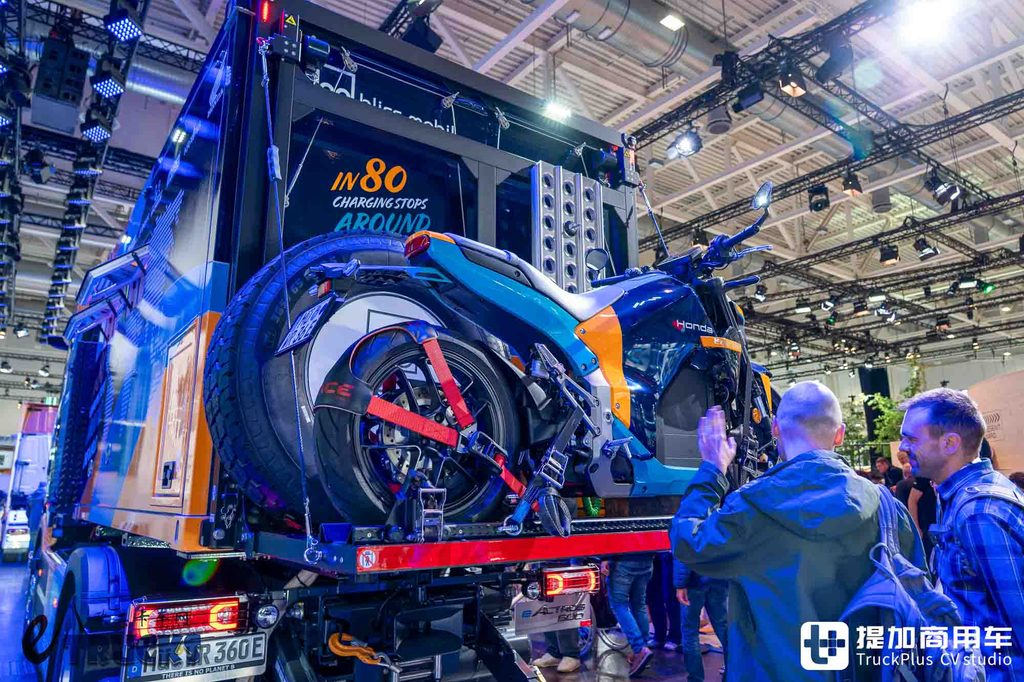 2026IAA:会来中国!化身房车还带越野摩托,奔驰eActros 600开启环球80充挑战