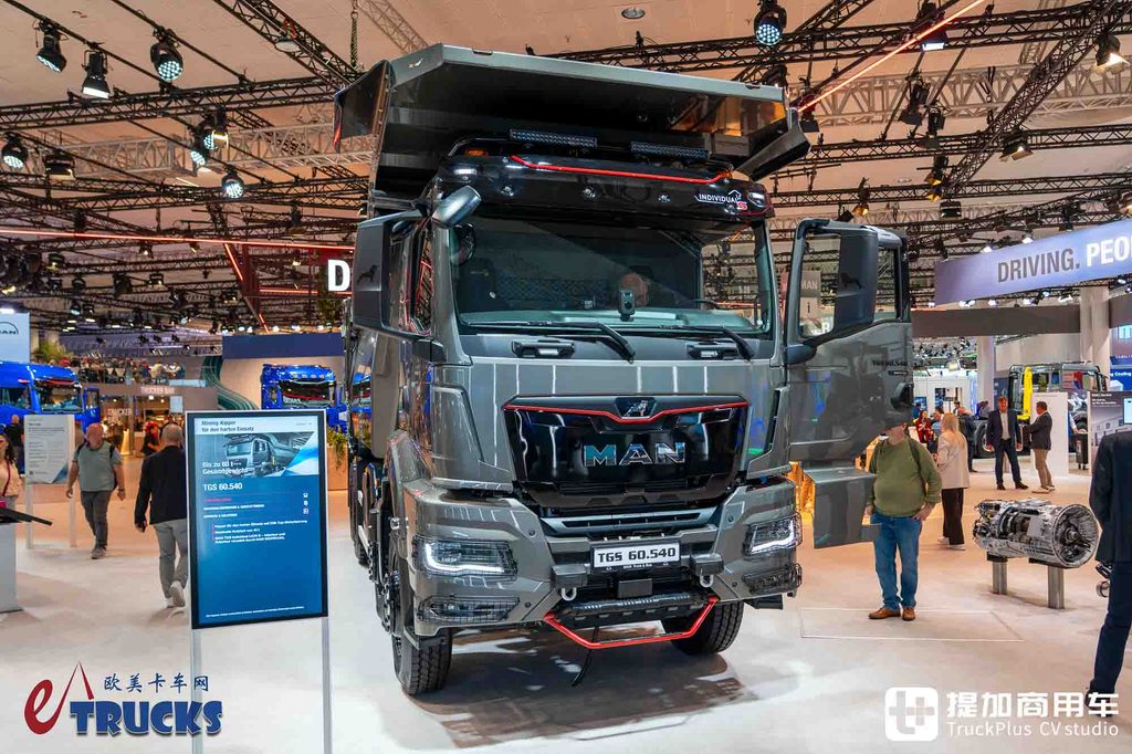 2026IAA：总重可达60吨！黑红定制套件加身，曼恩TGS 60.540矿用自卸车深度实拍评测