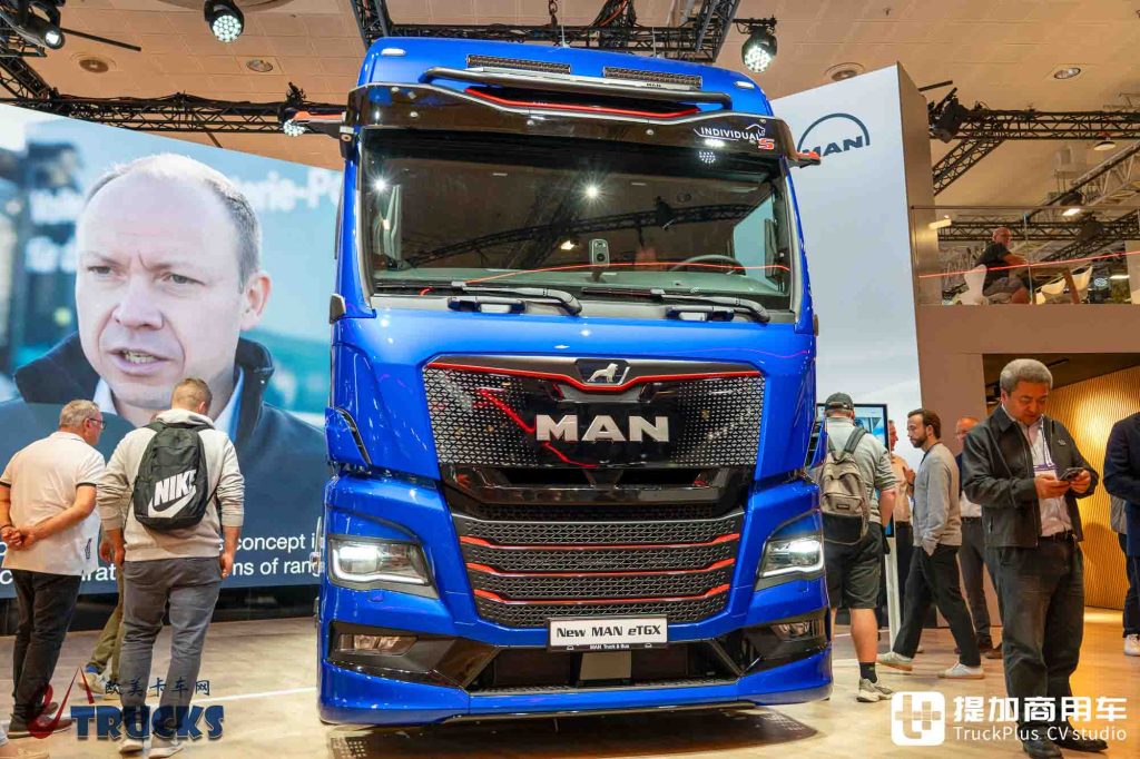 2026IAA:续航720公里!前脸加长12厘米,还带OK窗?曼恩新款eTGX电动重卡实拍