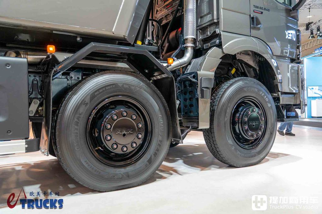 2026IAA：总重可达60吨！黑红定制套件加身，曼恩TGS 60.540矿用自卸车深度实拍评测