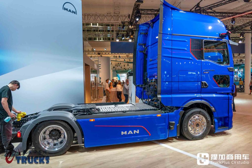 2026IAA:续航720公里!前脸加长12厘米,还带OK窗?曼恩新款eTGX电动重卡实拍