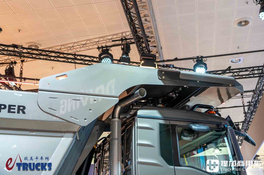 2026IAA：总重可达60吨！黑红定制套件加身，曼恩TGS 60.540矿用自卸车深度实拍评测