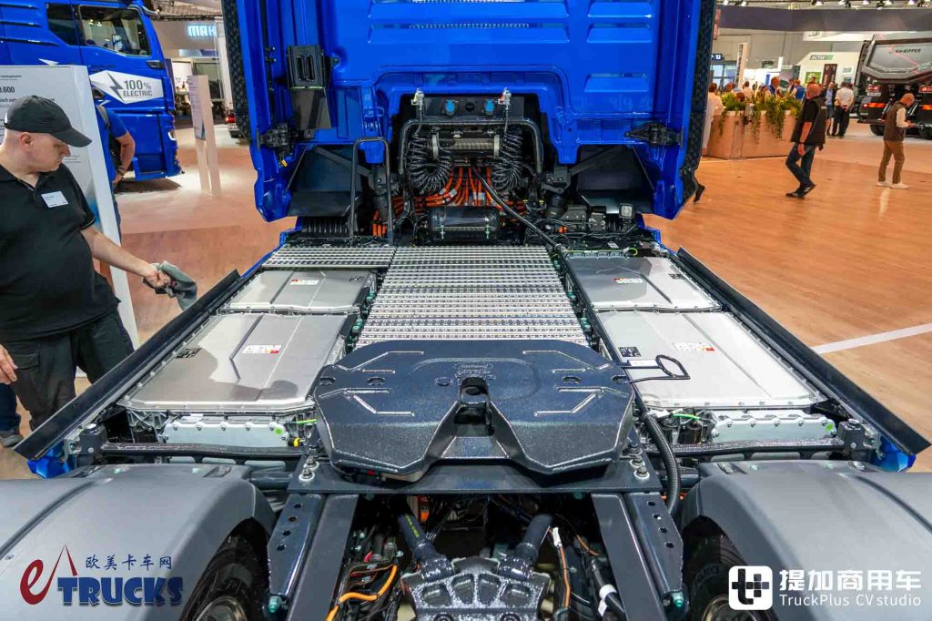 2026IAA:续航720公里!前脸加长12厘米,还带OK窗?曼恩新款eTGX电动重卡实拍