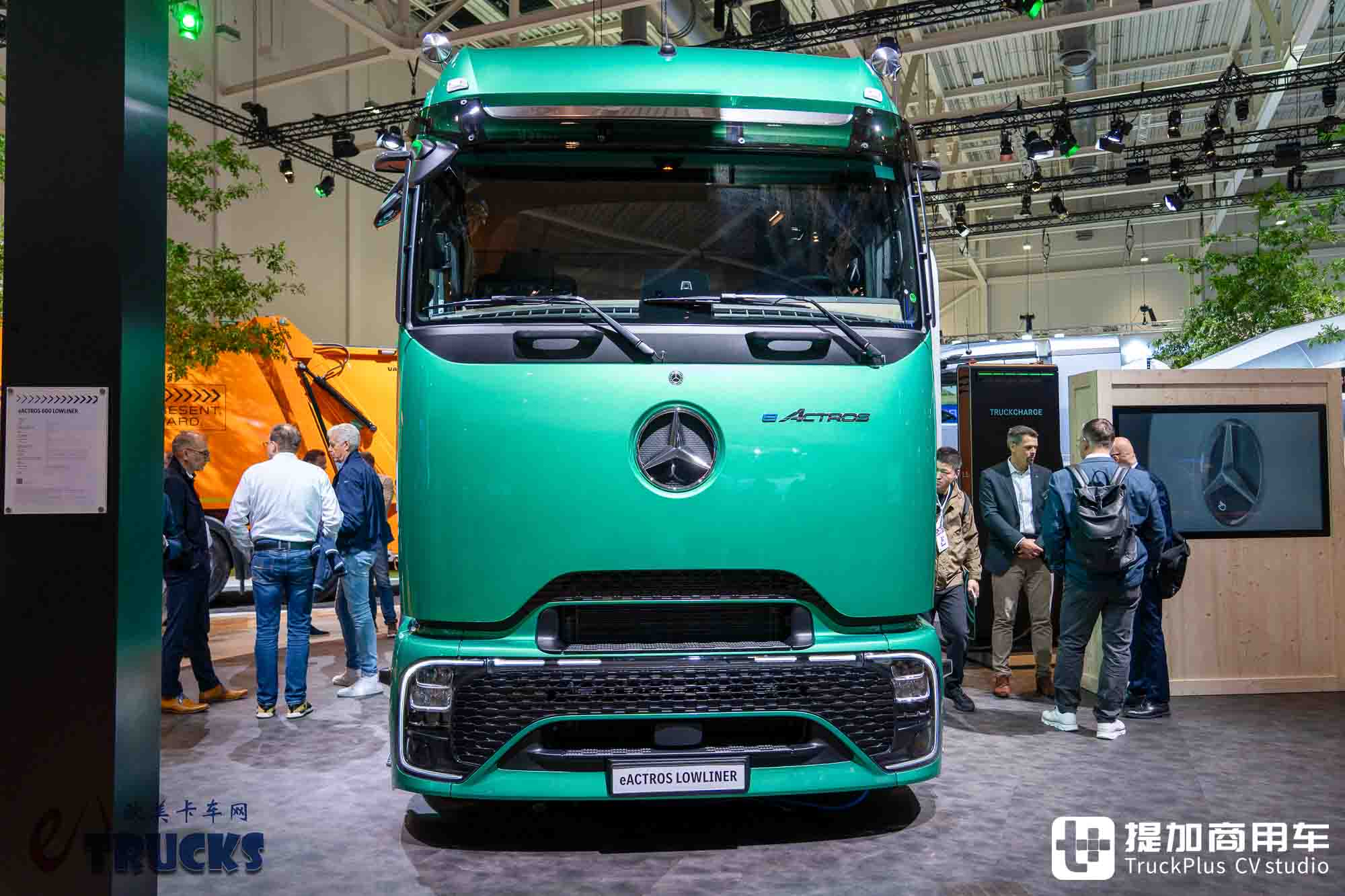 2026IAA:长途电动重卡也能玩低鞍座?奔驰eActros Lowliner牵引车深度实拍评测
