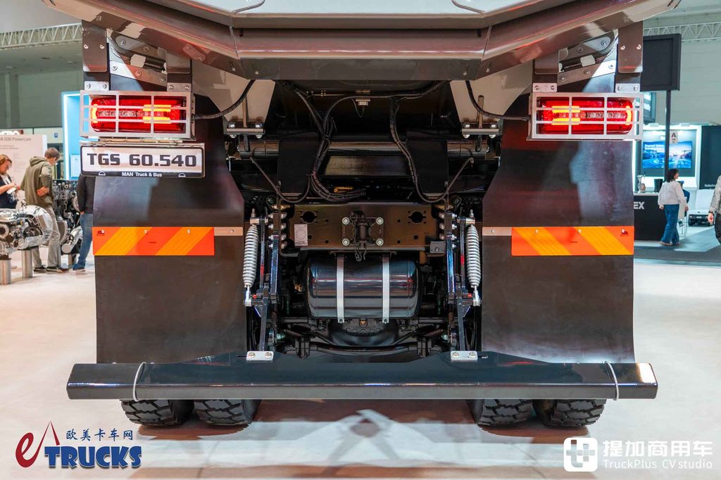 2026IAA：总重可达60吨！黑红定制套件加身，曼恩TGS 60.540矿用自卸车深度实拍评测