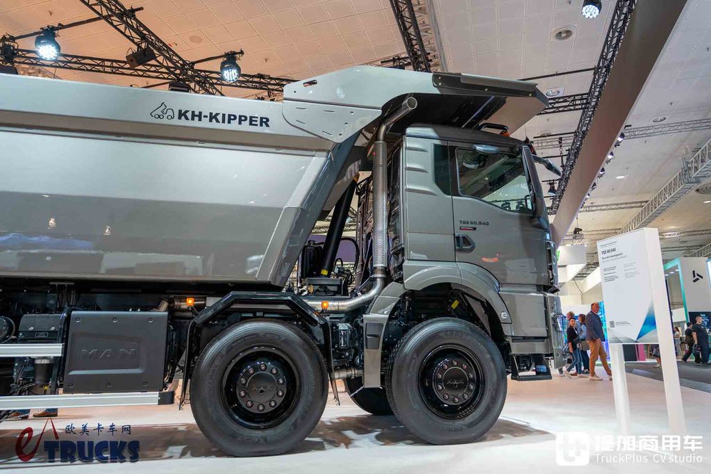 2026IAA：总重可达60吨！黑红定制套件加身，曼恩TGS 60.540矿用自卸车深度实拍评测