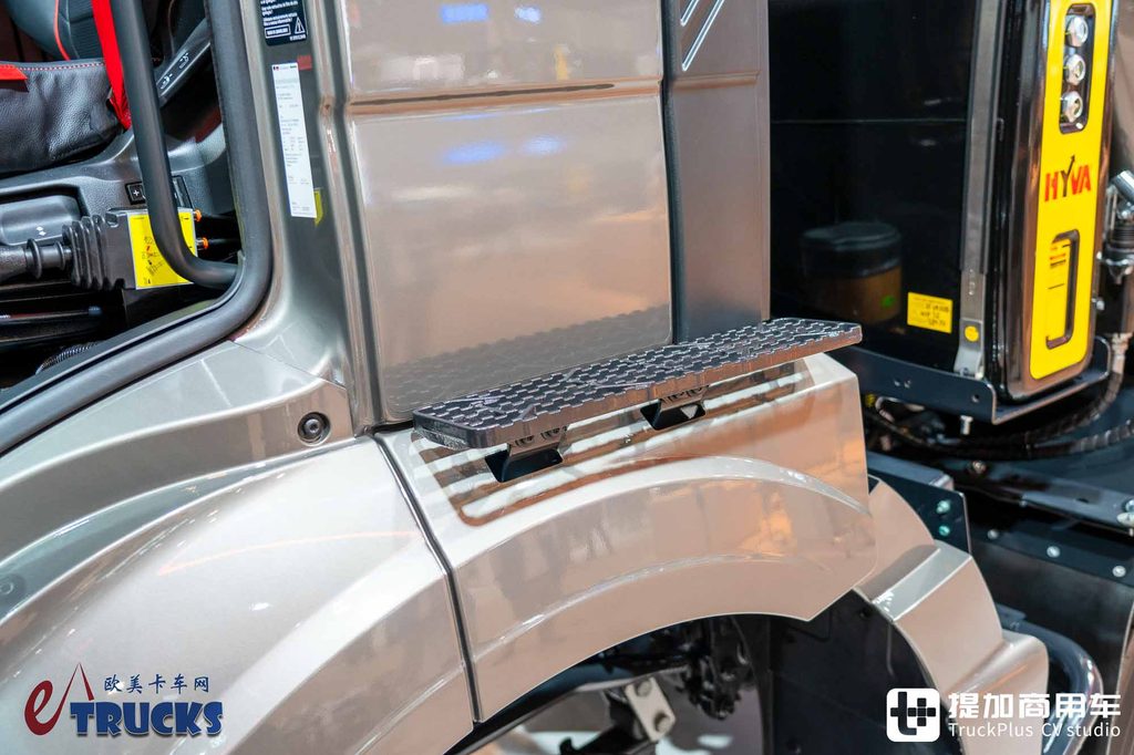 2026IAA：总重可达60吨！黑红定制套件加身，曼恩TGS 60.540矿用自卸车深度实拍评测