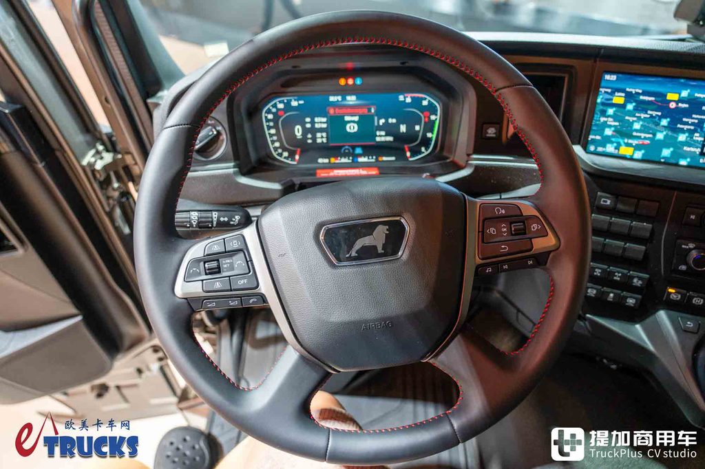 2026IAA：总重可达60吨！黑红定制套件加身，曼恩TGS 60.540矿用自卸车深度实拍评测