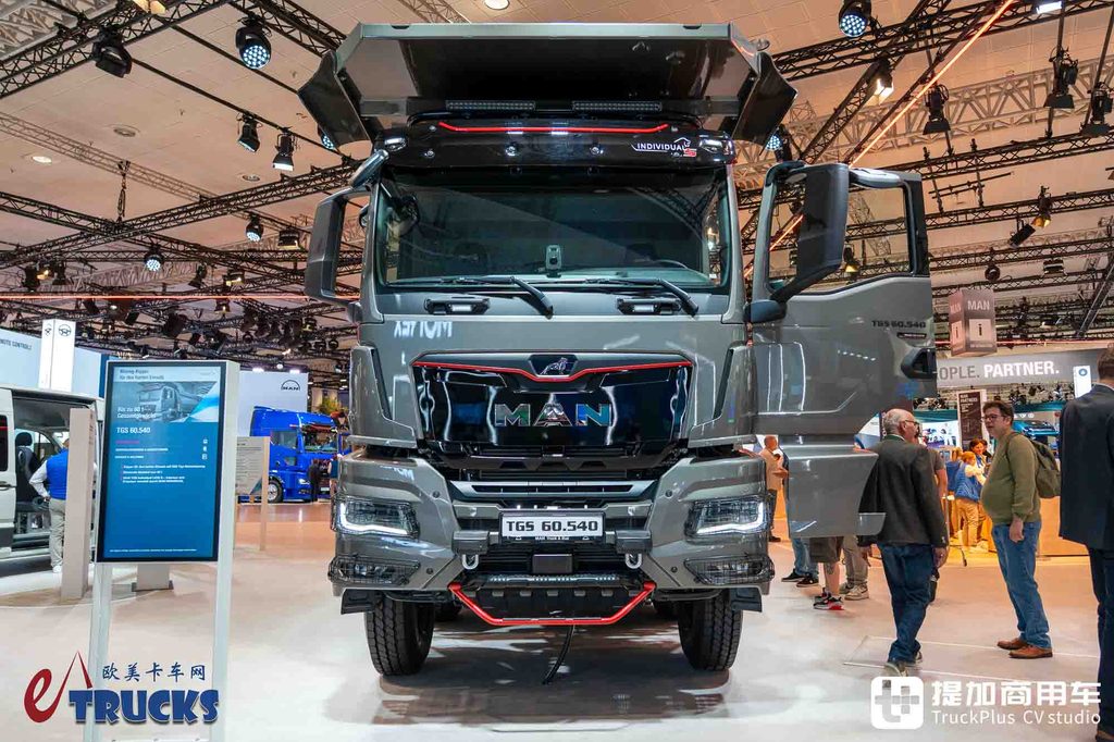 2026IAA：总重可达60吨！黑红定制套件加身，曼恩TGS 60.540矿用自卸车深度实拍评测
