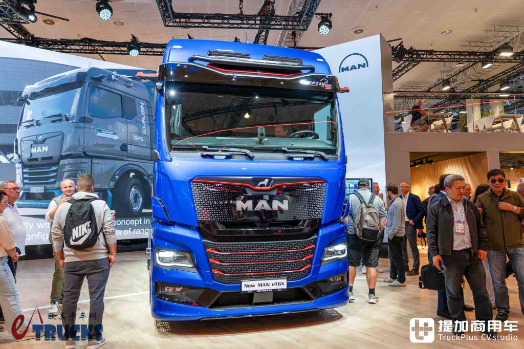 2026IAA:续航720公里!前脸加长12厘米,还带OK窗?曼恩新款eTGX电动重卡实拍