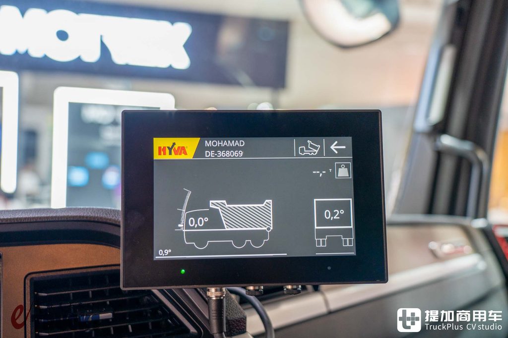 2026IAA：总重可达60吨！黑红定制套件加身，曼恩TGS 60.540矿用自卸车深度实拍评测