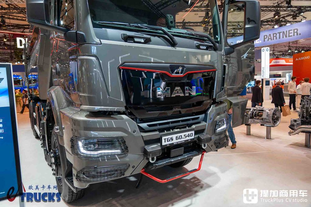 2026IAA：总重可达60吨！黑红定制套件加身，曼恩TGS 60.540矿用自卸车深度实拍评测