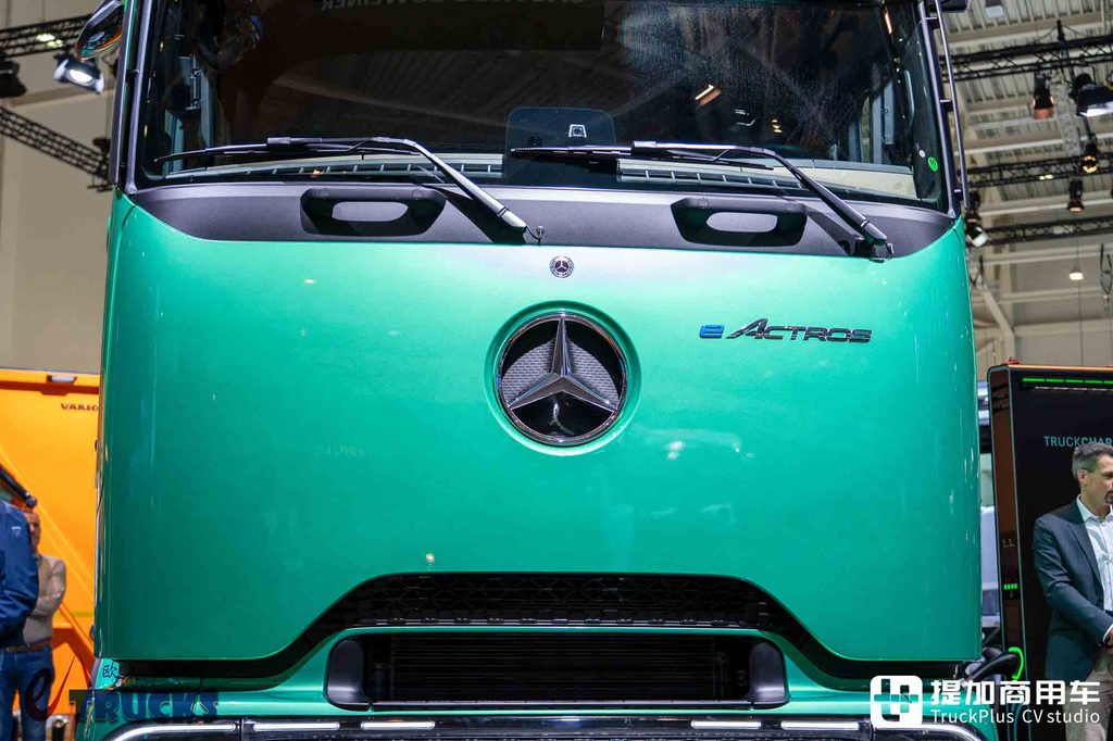 2026IAA:长途电动重卡也能玩低鞍座?奔驰eActros Lowliner牵引车深度实拍评测