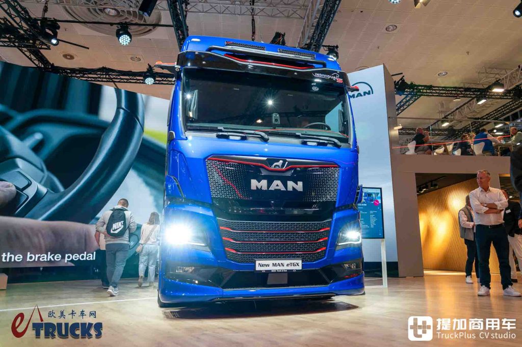 2026IAA:续航720公里!前脸加长12厘米,还带OK窗?曼恩新款eTGX电动重卡实拍