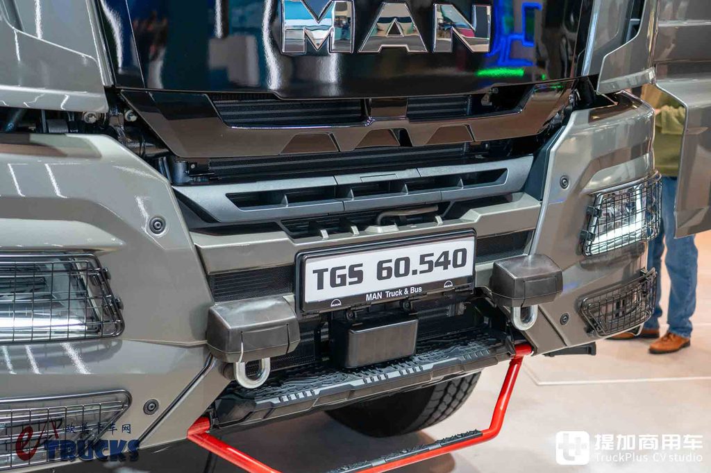 2026IAA：总重可达60吨！黑红定制套件加身，曼恩TGS 60.540矿用自卸车深度实拍评测