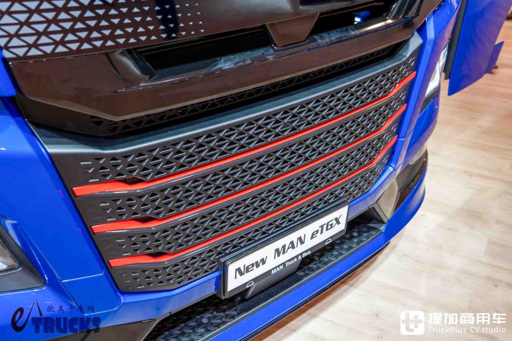 2026IAA:续航720公里!前脸加长12厘米,还带OK窗?曼恩新款eTGX电动重卡实拍