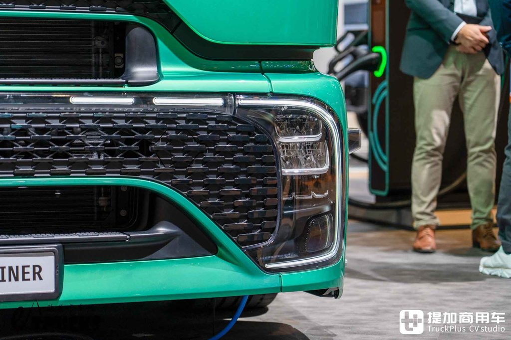 2026IAA:长途电动重卡也能玩低鞍座?奔驰eActros Lowliner牵引车深度实拍评测