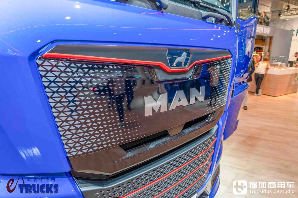 2026IAA:续航720公里!前脸加长12厘米,还带OK窗?曼恩新款eTGX电动重卡实拍