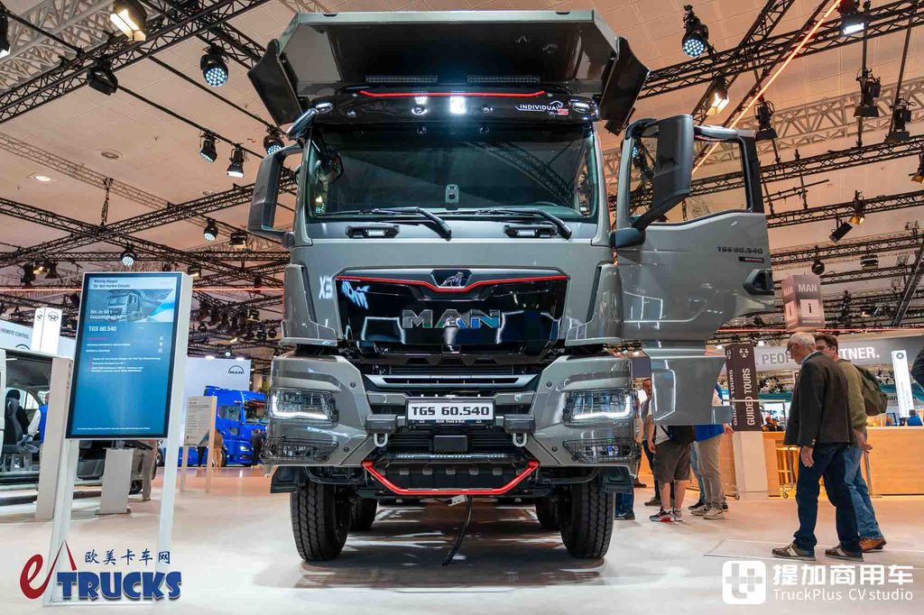 2026IAA：总重可达60吨！黑红定制套件加身，曼恩TGS 60.540矿用自卸车深度实拍评测