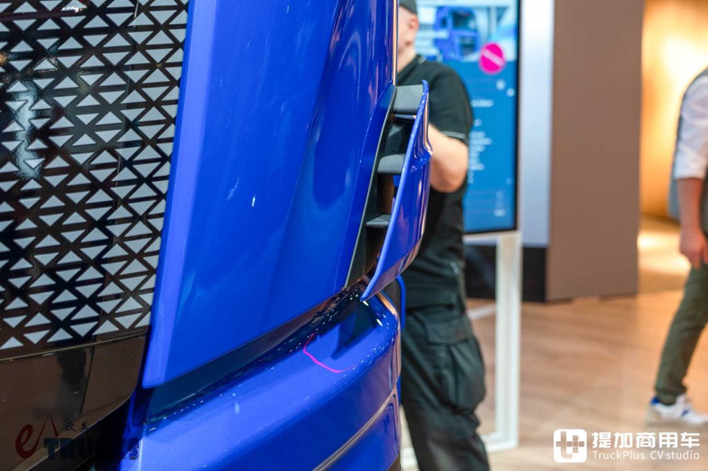 2026IAA:续航720公里!前脸加长12厘米,还带OK窗?曼恩新款eTGX电动重卡实拍
