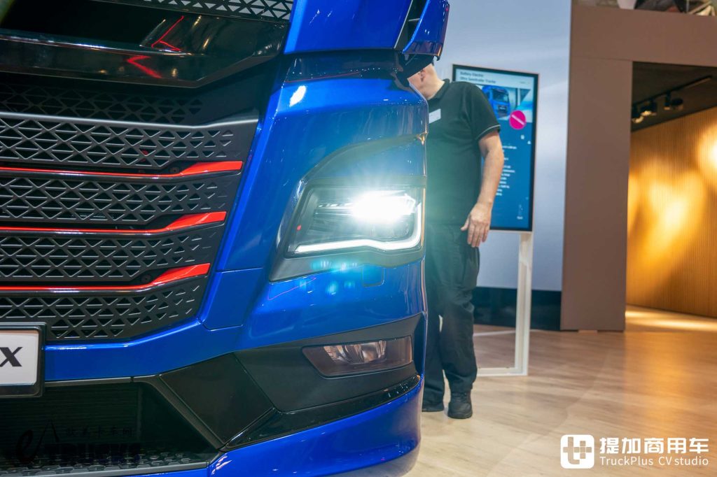 2026IAA:续航720公里!前脸加长12厘米,还带OK窗?曼恩新款eTGX电动重卡实拍
