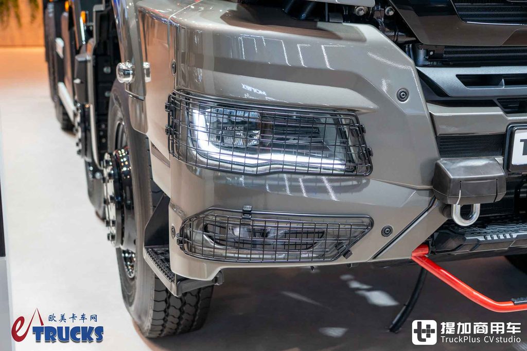 2026IAA：总重可达60吨！黑红定制套件加身，曼恩TGS 60.540矿用自卸车深度实拍评测