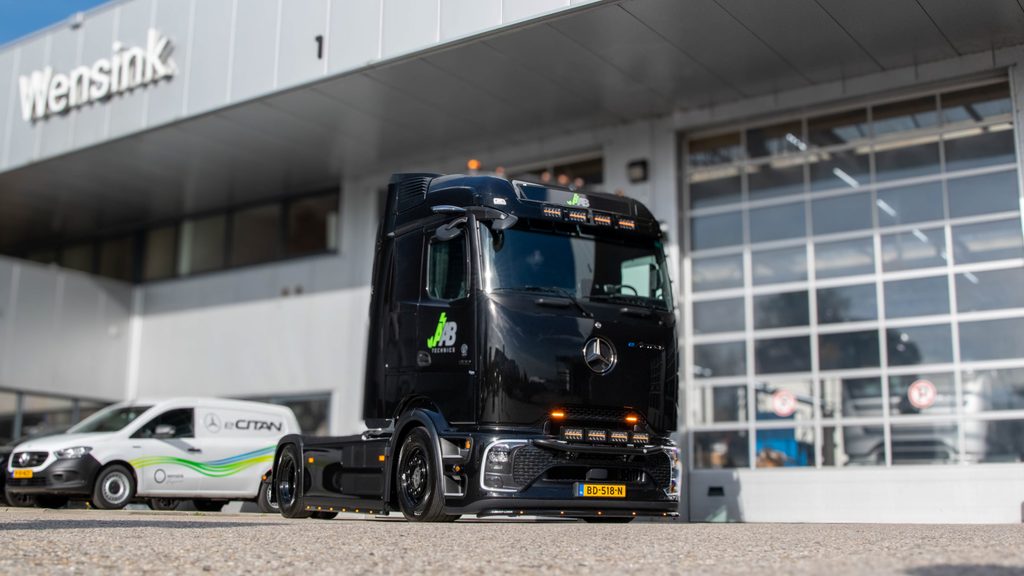 AAB-Technics采用“黑武士”版奔驰eActros 600牵引车