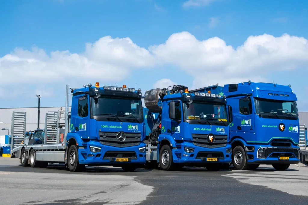 AH Vrij公司启用41.5吨电动eActros 600勾臂车:改装四轴、后桥转向、全天作业无需充电