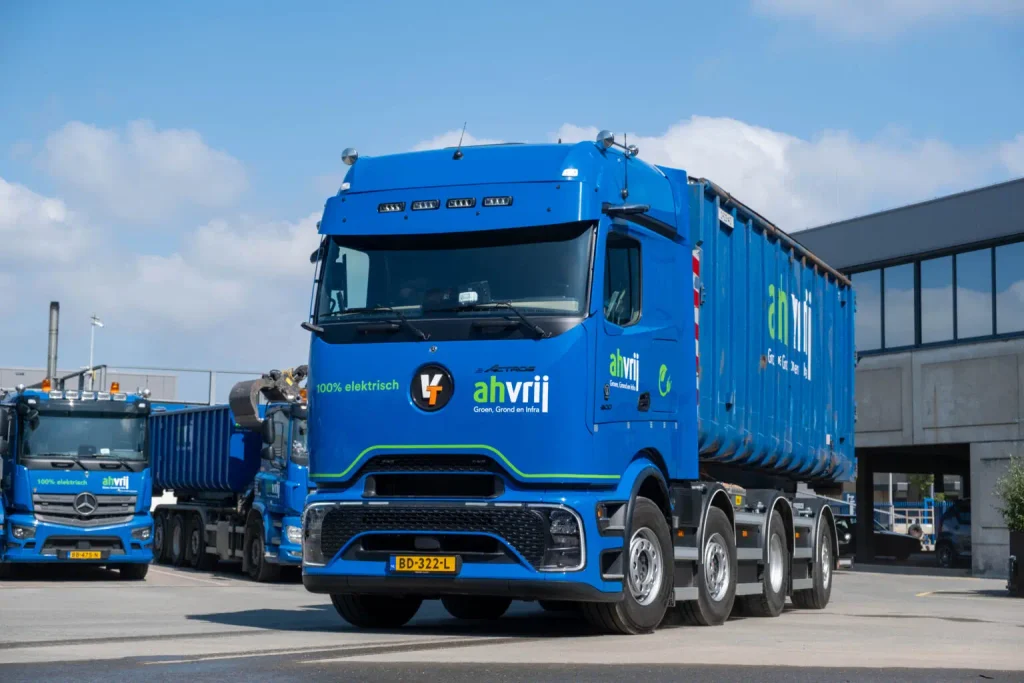 AH Vrij公司启用41.5吨电动eActros 600勾臂车:改装四轴、后桥转向、全天作业无需充电